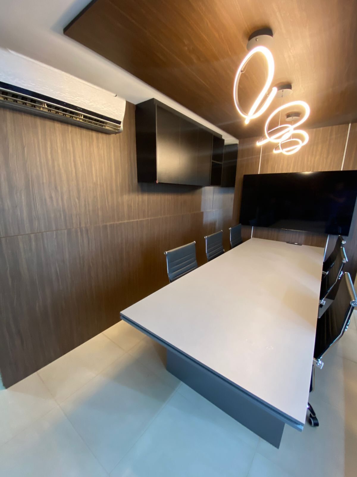 Sala de reunião com painel amadeirado, foto 3 de 3
