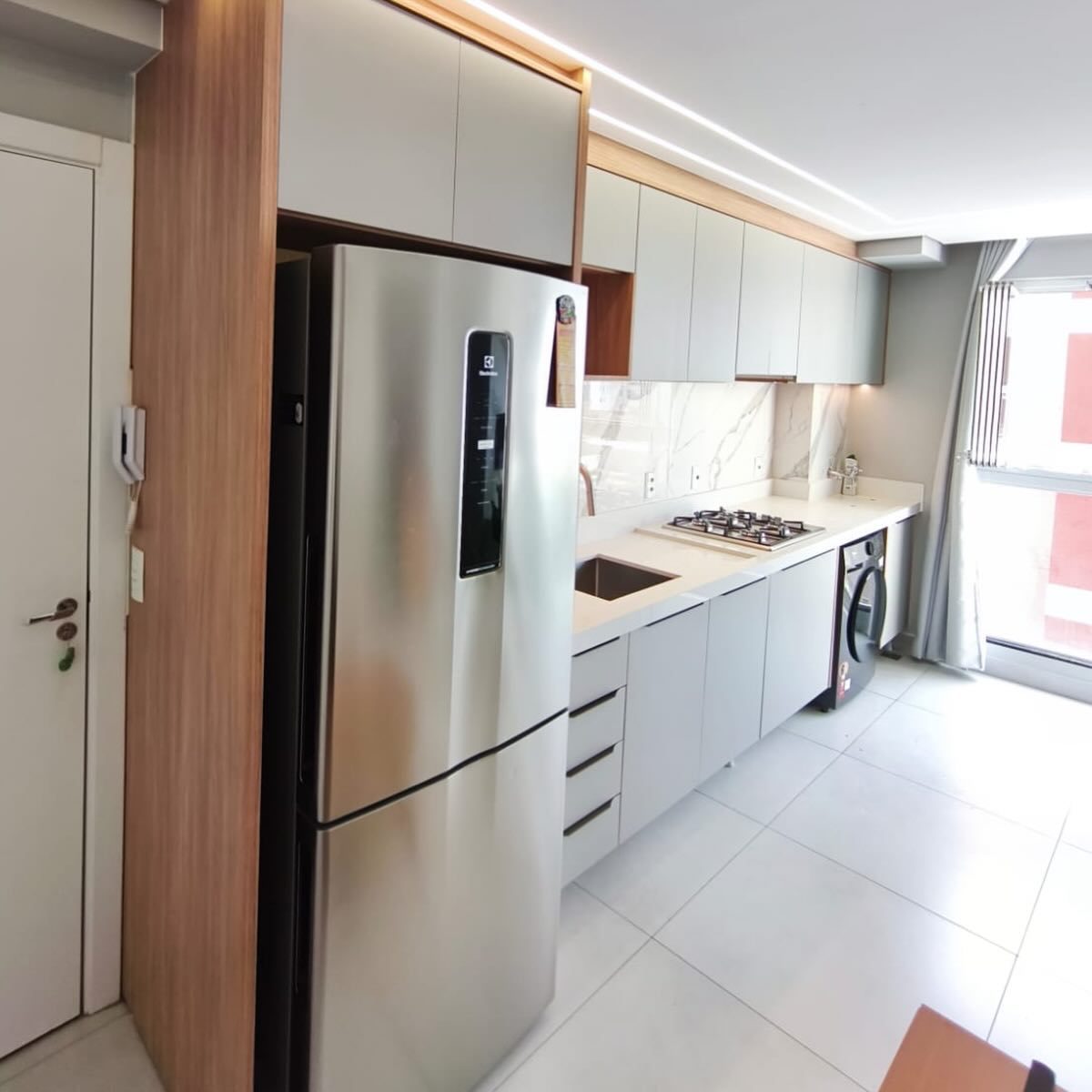Cozinha linear com espaço para lavadora, foto 2 de 2