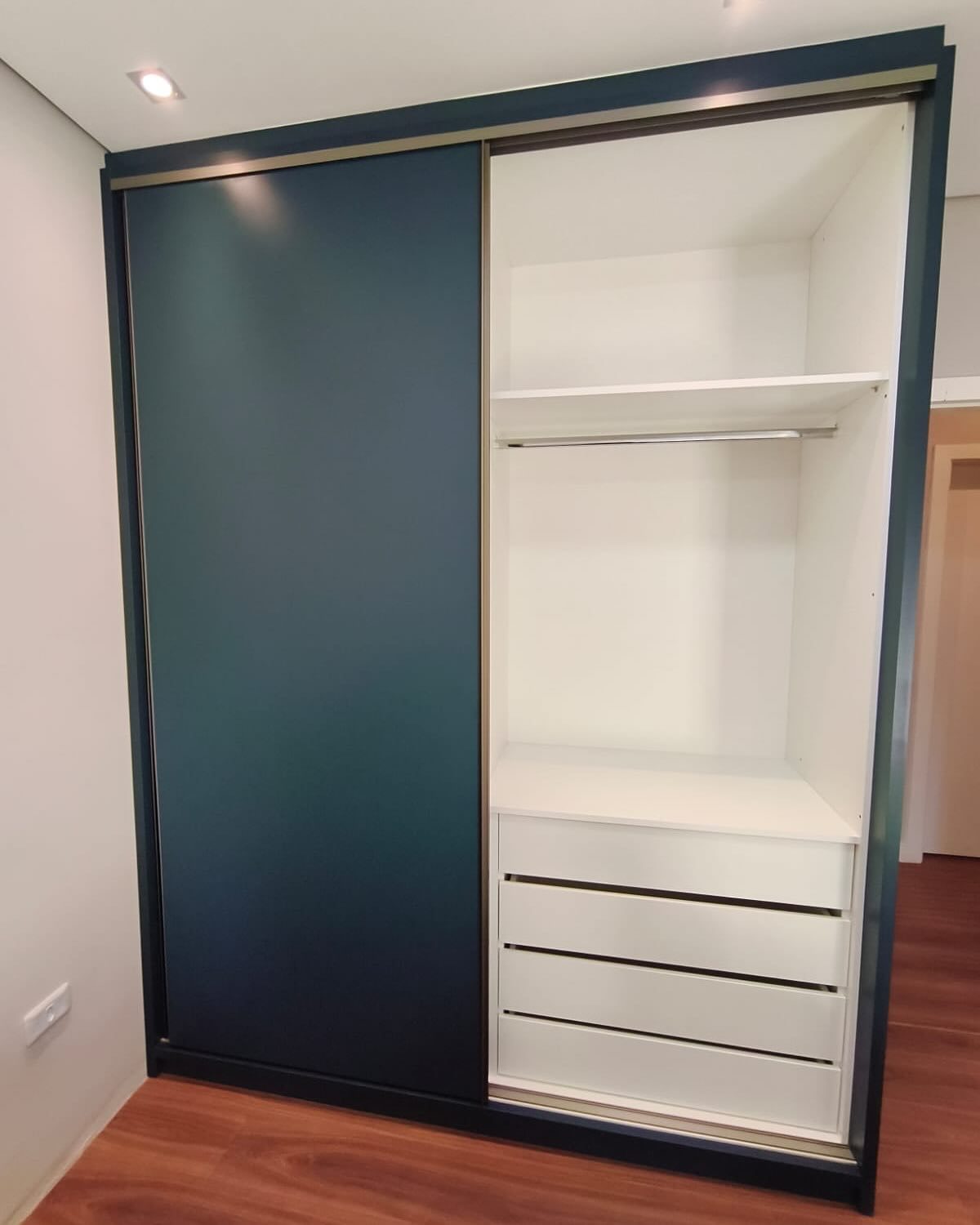 Guarda-roupa azul petróleo de correr, foto 2 de 3
