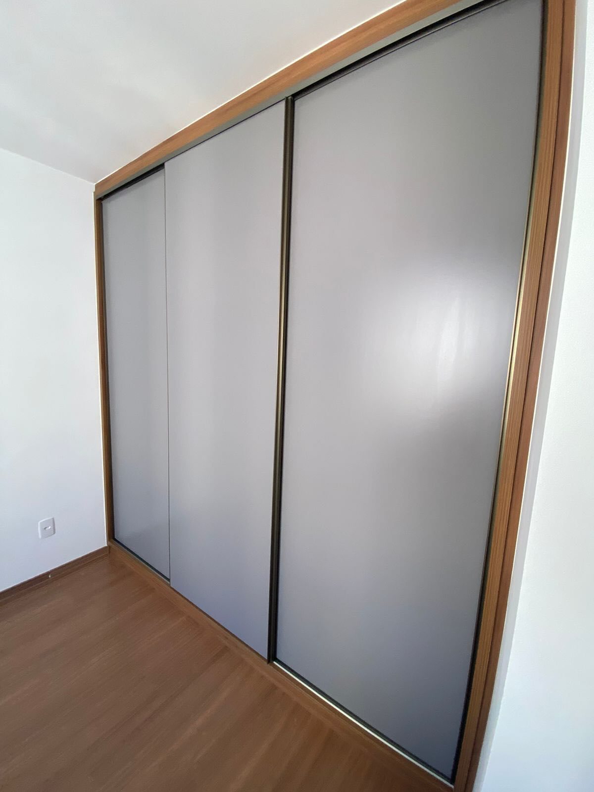 Guarda-roupa de correr com moldura amadeirada, foto 2 de 2