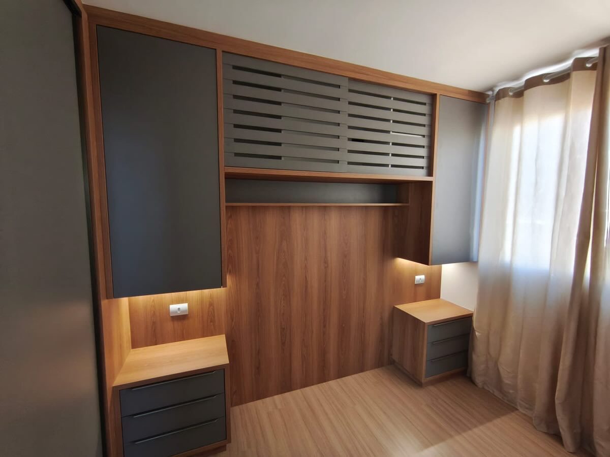 Quarto com guarda-roupa e cabeceira amadeirada, foto 2 de 2