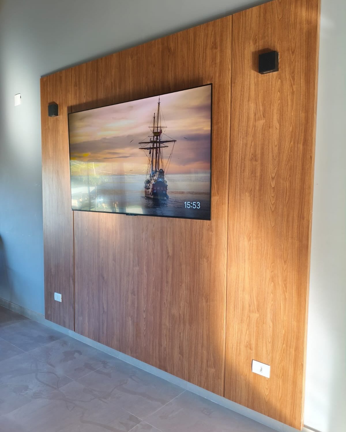 Painel amadeirado na sala de jantar, foto 2 de 3