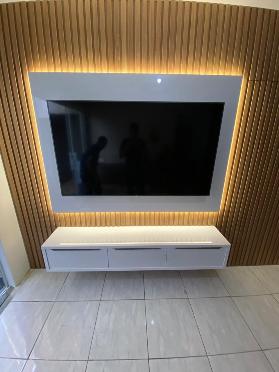 Painel ripado com moldura iluminada, foto 2 de 3