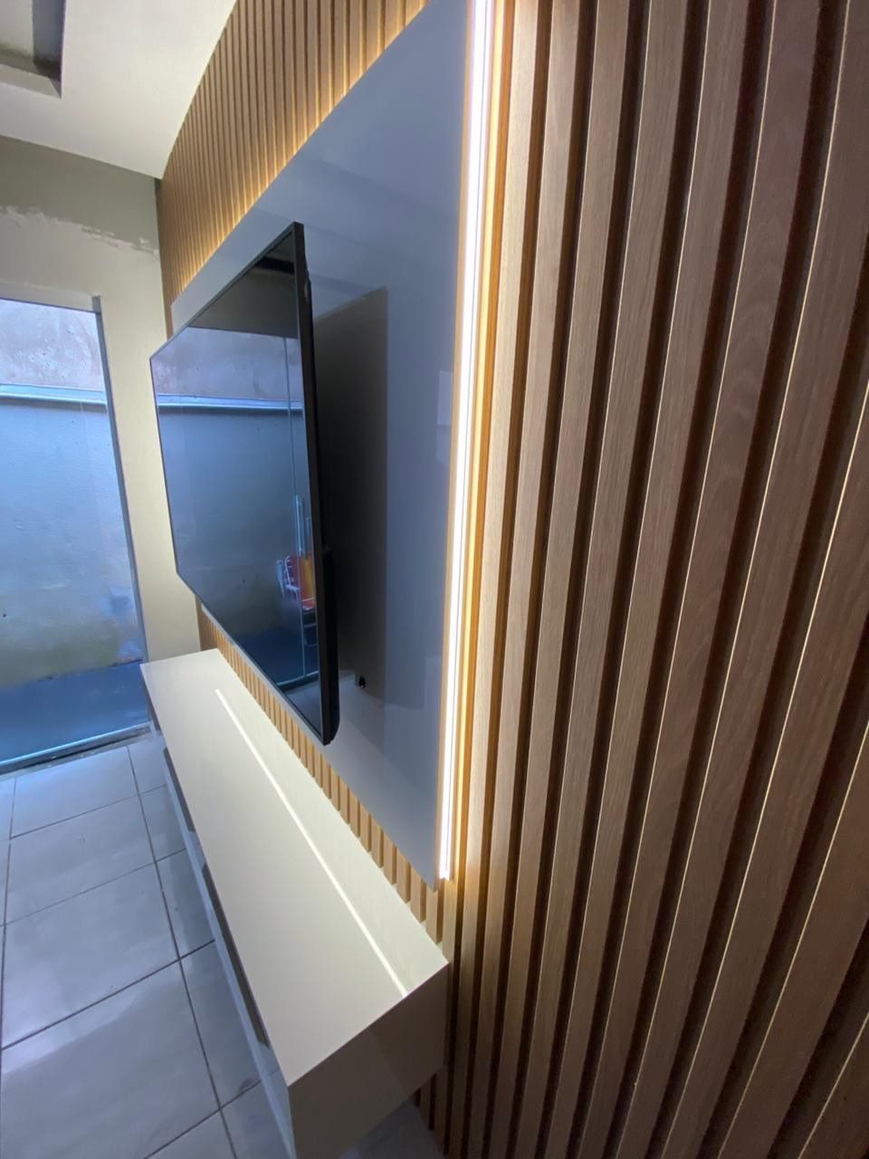 Painel ripado com moldura iluminada, foto 3 de 3